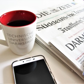 Zeitschriften mit Kaffeetasse