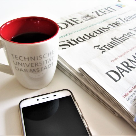 Zeitschriften mit Kaffeetasse