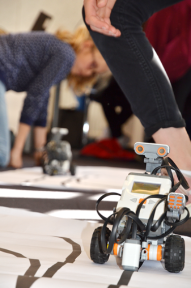 Wenn alle Befehle korrekt sind, folgt der Roboter der schwarzen Linie. Bild: Anne Grauenhorst