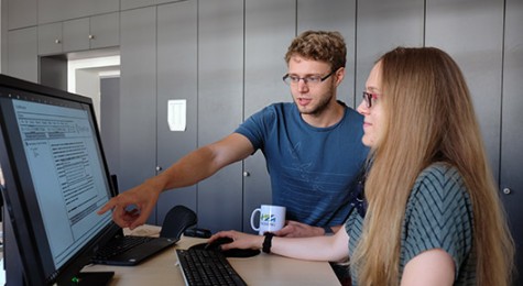 Arbeiten mit Kolleginnen und Kollegen der Uni Paderborn und des Fraunhofer IEM an der Marktreife von CogniCrypt: Ann-Katharina Wickert und Michael Reif vom Fachgebiet Softwaretechnik der TU Darmstadt und des SFB Crossing. Bild: Anne-Kathrin Braun / CYSEC