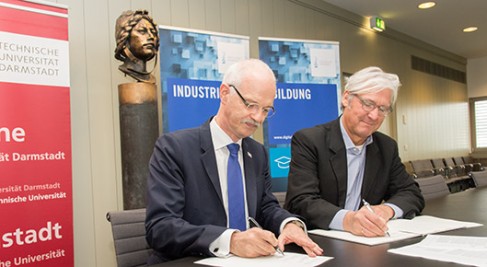 TU-Präsident Professor Hans Jürgen Prömel (links) und Darmstadts Oberbürgermeister Jochen Partsch bei der Unterzeichnung der Kooperationsvereinbarung. Foto: Patrick Bal