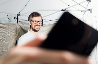 Professor Matthias Hollick und sein Team haben eine Schwachstelle in Apples iOS gefunden. Bild: Katrin Binner