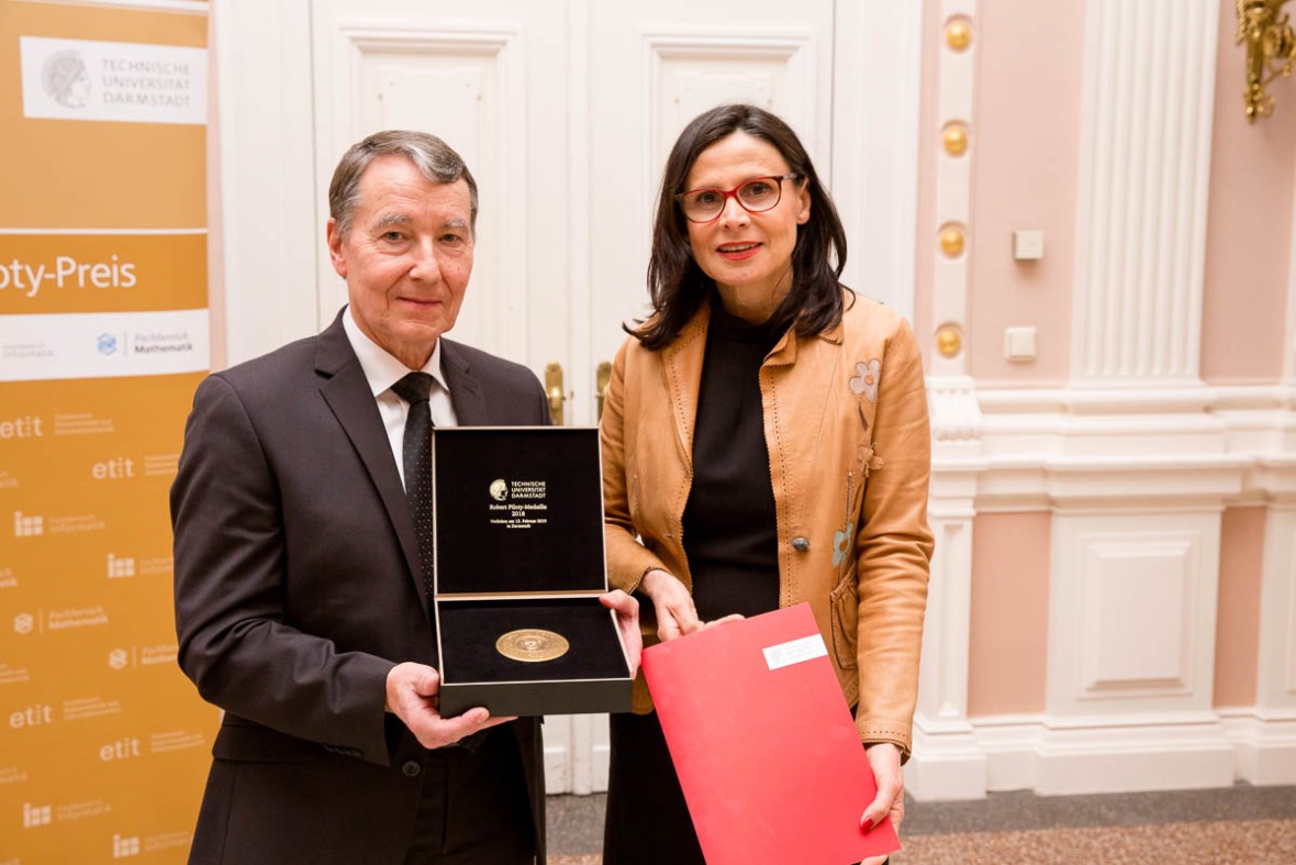 Since 1981 Dahmen has taught and researched as a mathematics professor at several German universities, for example from 1992 to 2017 at the RWTH Aachen University.