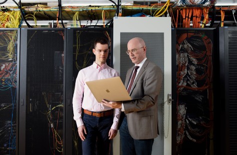 Dr. Sebastian Rinke (li.) und Professor Felix Wolf im Gebäude des Lichtenberg-Hochleistungsrechners der TU Darmstadt. Bild: Katrin Binner