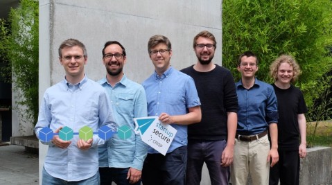 Auf dem Bild freut sich das Gründerteam (v.l.n.r: Sebastian Stammler, Hendrik Amler, Prof. Sebastian Faust, Marius Van der Wijden, Oliver Talé-Yazdi, Steffen Rattay) über die Förderzusage des BMBF. Bild: Ann-Kathrin Braun