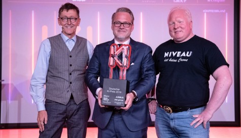 BILANZ-Chefredakteur Klaus Boldt (l.) und Arago-Geschäftsführer Chris Boos (r.) mit dem Hauptpreisträger des ersten „Deutschen KI-Preises“, Professor Dr. Kristian Kersting.