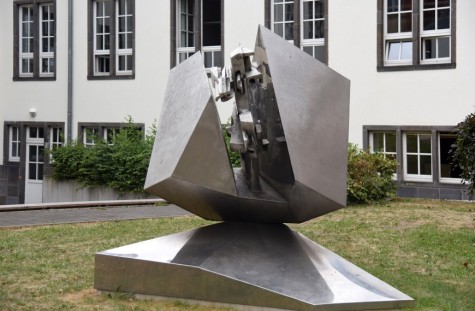 „Spiegelplastik“ des Darmstädter Bildhauers Helmut Lander Bild: Claus Völcker