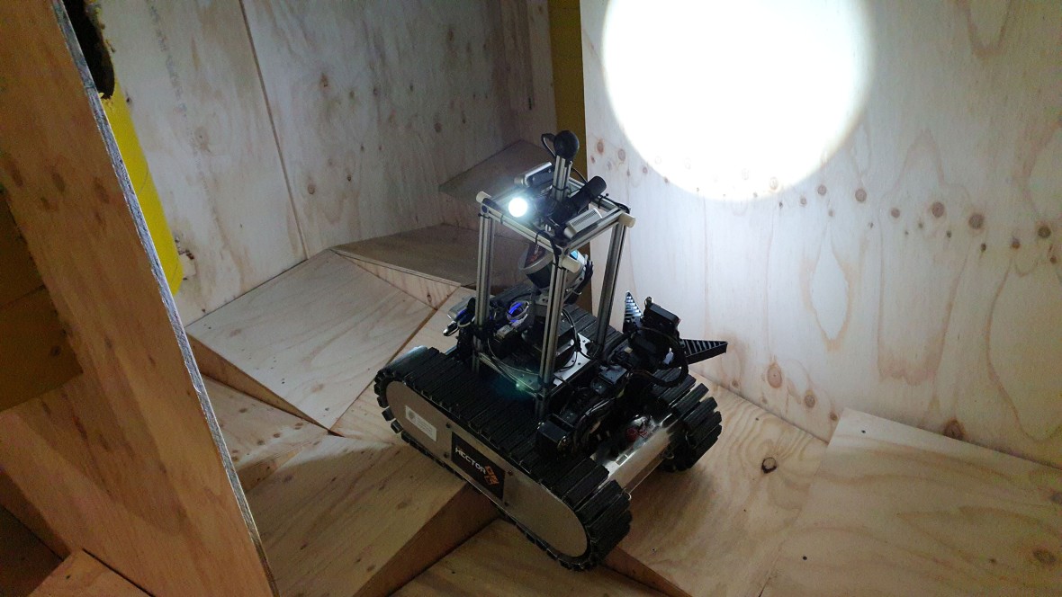 Roboter von Team Hector bei einer Erkundungsmission in Dunkelheit beim RoboCup | Bild: Team Hector, TU Darmstadt