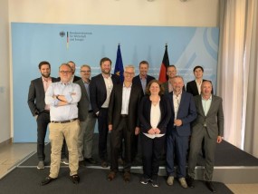 Am 30.08.2019 verteidigten Vertreterinnen und Vertreter des SPAICER-Konsortiums erfolgreich das
Konzept vor den Gutachterinnen und Gutachtern des KI-Innovationswettbewerbs in Berlin. Prof. Kristian Kersting (v. l.), Informatikprofessor an der TU Darmstadt gestaltet in SPAICER die Grundlagenforschung mit.