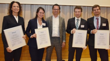 Der Datenlotsenpreis geht in diesem Jahr an Julia Heidt (deren Preis von Professorin Carolin Bock entgegennommen wurde), Theresa Thanh Mai Tran, Patrick Uftring und Dennis Mantz (v.l.). In der Mitte Stephan Sachse, Geschäftsführer der Datenlotsen Informationssysteme GmbH.