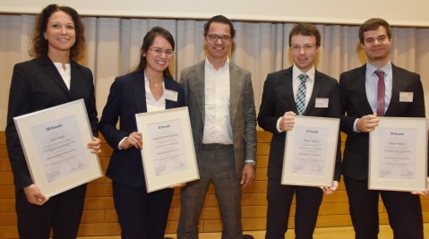 Der Datenlotsenpreis geht in diesem Jahr an Julia Heidt (deren Preis von Professorin Carolin Bock entgegennommen wurde), Theresa Thanh Mai Tran, Patrick Uftring und Dennis Mantz (v.l.). In der Mitte Stephan Sachse, Geschäftsführer der Datenlotsen Informationssysteme GmbH.