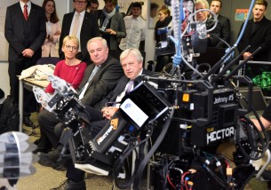TU-Präsidentin Tanja Brühl, Landeshauptmann Hermann Schützenhöfer und Ministerpräsident Volker Bouffier zu Gast in den Laboren des Fachgebiets SIM.