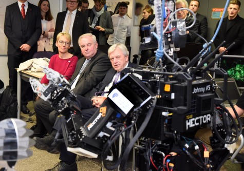 TU-Präsidentin Tanja Brühl, Landeshauptmann Hermann Schützenhöfer und Ministerpräsident Volker Bouffier zu Gast in den Laboren des Fachgebiets SIM.