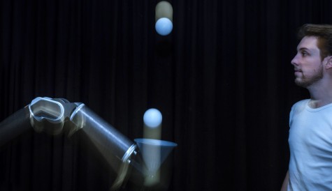 Kai Ploeger im Robotiklabor der Intelligent Autonomous Systems Group.