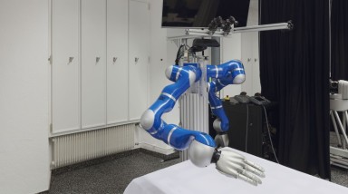 Robotern soll mit Hilfe von künstlicher Intelligenz die Fähigkeit zum autonomen Lernen gegeben werden.