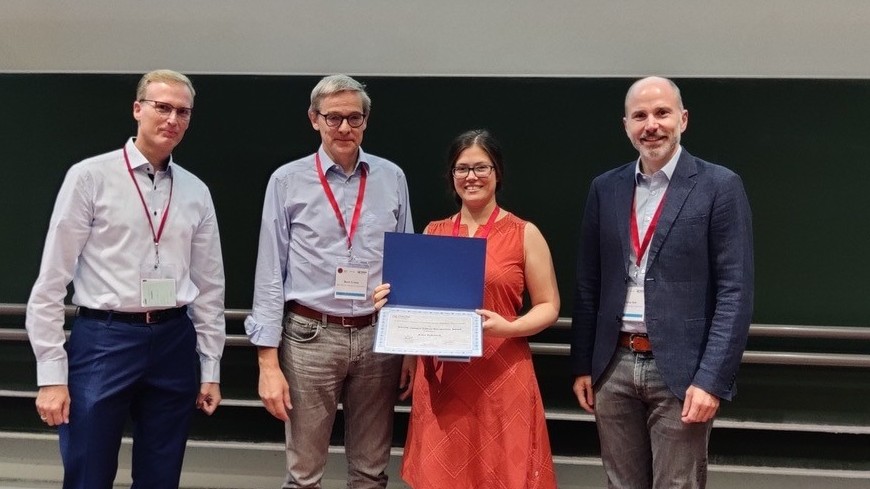 Von links: Stefan Gehrig (Mercedes-Benz AG). Prof. Dr. Bernt Schiele (Vorsitzender der German Association for Pattern Recognition DAGM), Preisträgerin Prof. Anna Rohrbach, Prof. Dr. Stefan Roth (Stellvertretender Vorsitzender der German Association for Pattern Recognition DAGM)