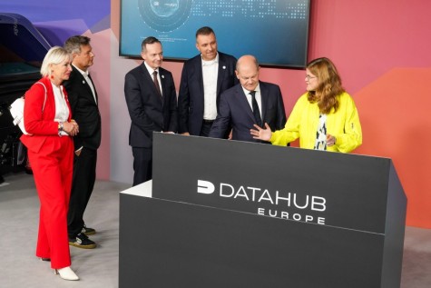 Vorstellung des DataHub Europe auf dem Digital-Gipfel des Bundesregierung mit der hessischen Digitalministerin Prof. Dr. Kristina Sinemus, den Bundesministern Dr. Robert Habeck und Dr. Volker Wissing, Co-CEO Schwarz Digits, Christian Müller, Bundeskanzler Olaf Scholz und Dr. Daniela Gerd tom Markotten, Vorständin für Digitalisierung und Technik Deutsche Bahn (v.l. nach r.).
