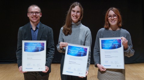 Die glücklichen Preisträger:innen Niklas Ihm, Nils Rollshausen, Antonia Bähr.