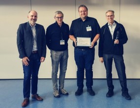 Von links: Prof. Dr. Stefan Roth (Stellvertretender Vorsitzender der German Association for Pattern Recognition DAGM), Prof. Dr. Bernt Schiele (Vorsitzender der German Association for Pattern Recognition DAGM), Preisträger Prof. Justus Thies und Stefan Gehrig (Mercedes-Benz AG).