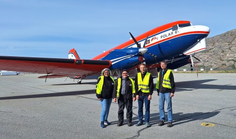 Das „Science Team" neben der „Polar6“- Maschine (v.li.n.re.): Angelika Humbert, Christian Bischof, Max Stöhr, Daniel Steinhage.