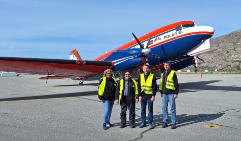 Das „Science Team" neben der „Polar6“- Maschine (v.li.n.re.): Angelika Humbert, Christian Bischof, Max Stöhr, Daniel Steinhage.