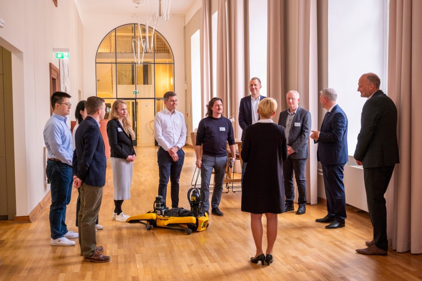 Das Team von Energy Robotics bei einer Präsentation im Wissenschaftsschloss