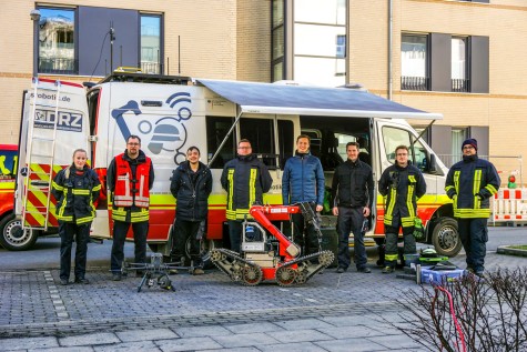 Das Einsatzteam aus Mitgliedern der TU Darmstadt (Marius Schnaubelt, Kevin Daun), des Deutschen Rettungsrobotik Zentrum und der Feuerwehr Dortmund.