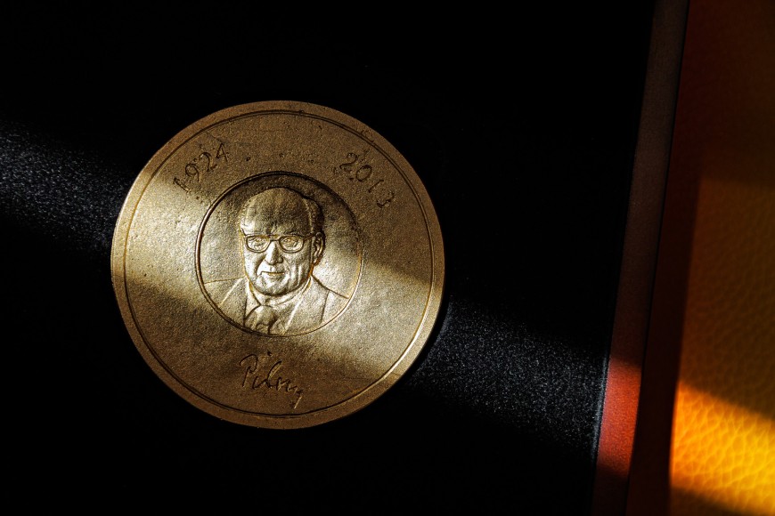 Robert-Piloty-Preis-Medaille auf schwarzem Hintergrund von Lichtstrahl getroffen