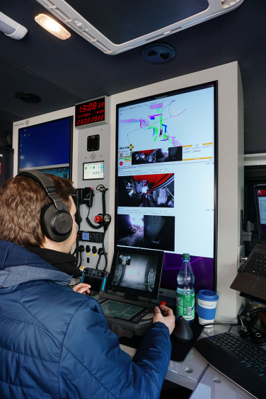 Der Operator Kevin Daun beim steuern des Rettungsroboter DRZ Telemax "D2"