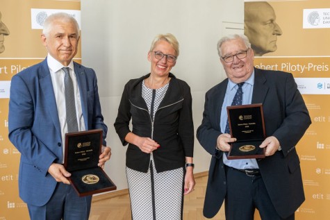 Professor Jürgen Becker (li.) und Professor José Luis Encarnação (re.) mit TU-Präsidentin Tanja Brühl.