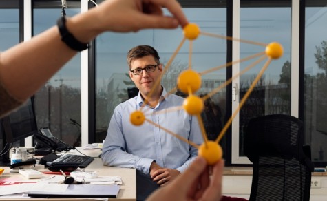 Professor Faust am Schreibtisch