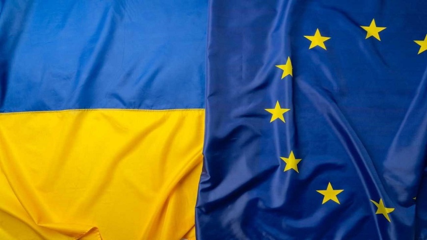 ukrainische und europäische Flagge