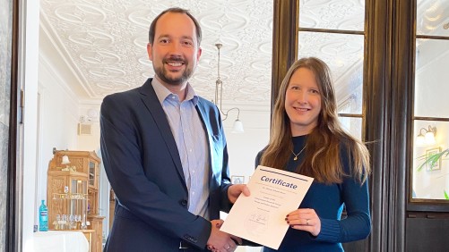 Dekan Prof. Dr. Dr. Christian Reuter übergibt der neuen IRG-Gruppenleiterin Dr. Simone-Schaub-Meyer eine Urkunde.