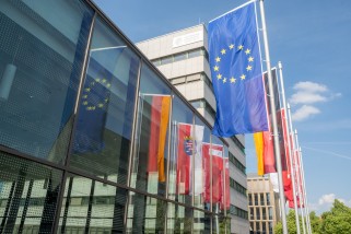 Europaflagge und Deutschlandflagge vor Karo5-Gebäude der TU Darmstadt