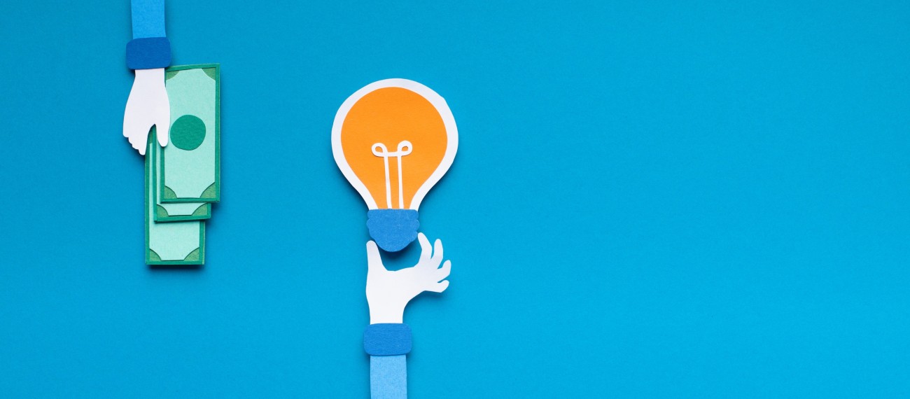 Grafik mit blauem Hintergrund, Hand von oben reicht drei Geldscheine ins Bild, eine zweite Hand reicht von unten eine gelbe Glühbirne ins Bild