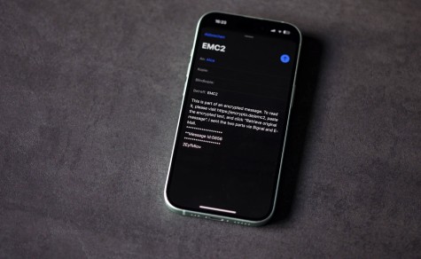 Smartphone auf dunklem Hintergrund mit UI von EMC2 auf dem Screen
