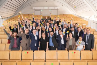 Gruppenfoto teilnehmende Absolvent*innen der Abschlussfeier 2024.