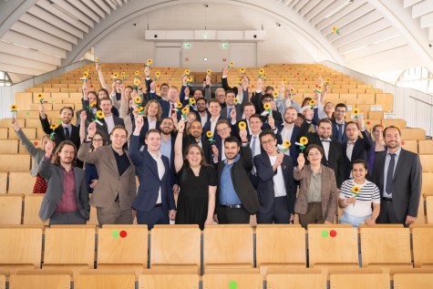 Gruppenfoto teilnehmende Absolvent*innen der Abschlussfeier 2024.