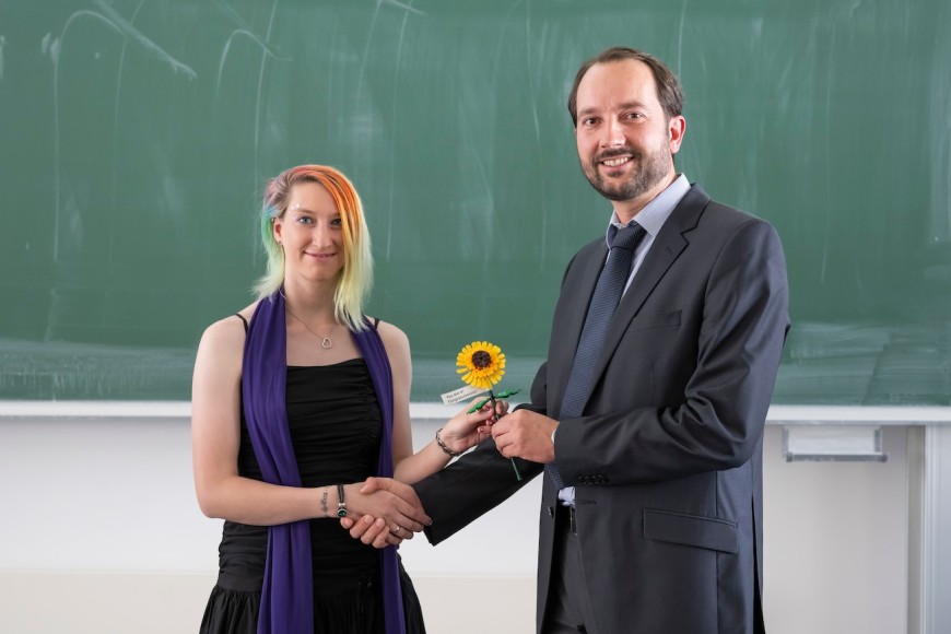 Dekan C. Reuter gratuliert Absolventin zum Abschluss.