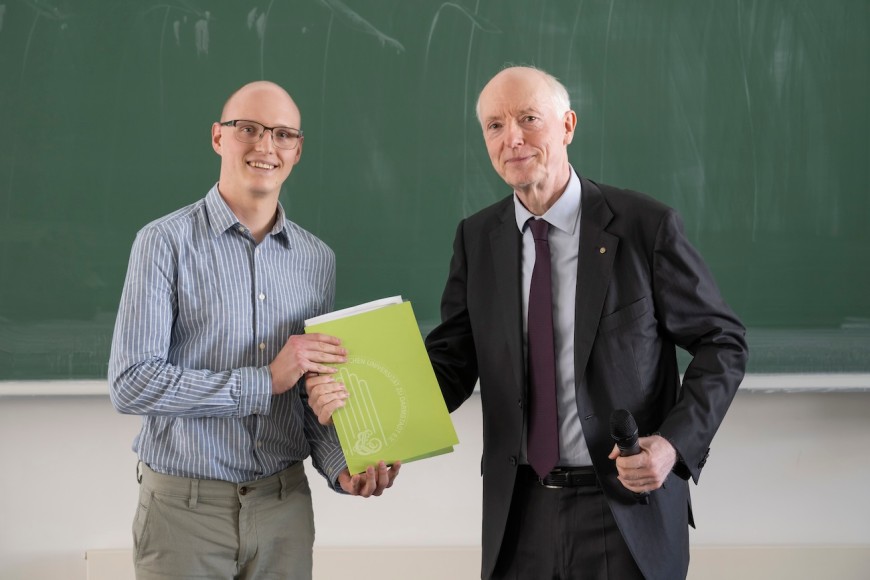 Manfred Hochhut vom Verein der Freunde der TU Damrstadt gratuliert Preisträger Till Steinert.