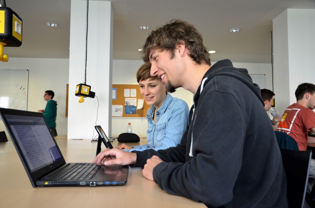 Studierende vor dem Computer
