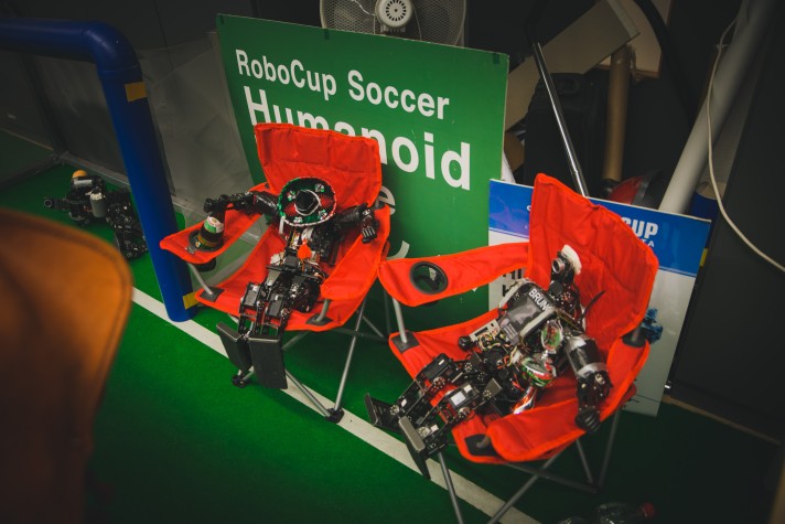 humanoide Roboter in Stuheln