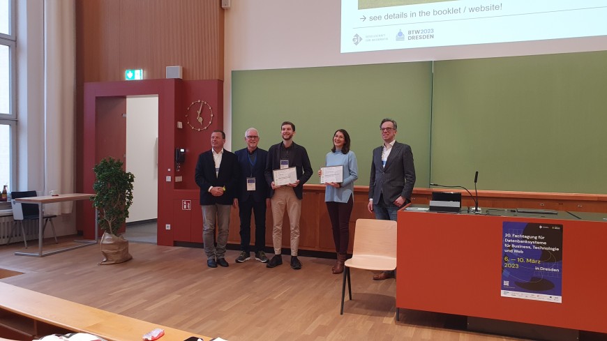 Tiemo Bang receiving DBIS dissertation award